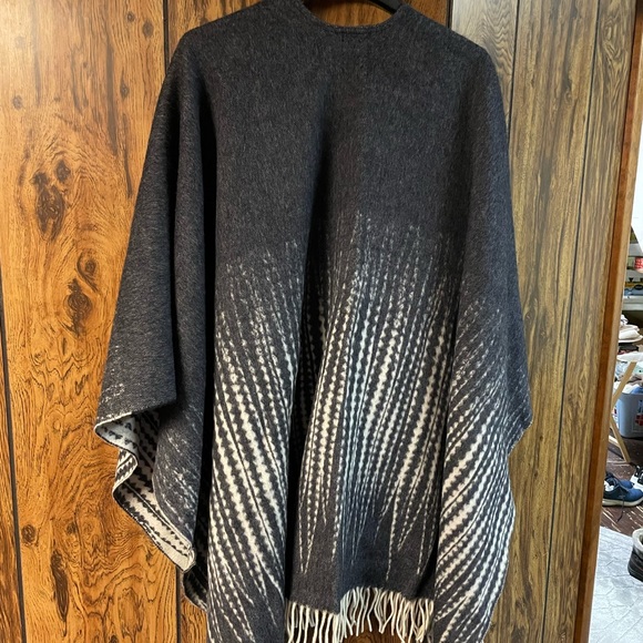 Frye cape - Picture 2 of 4